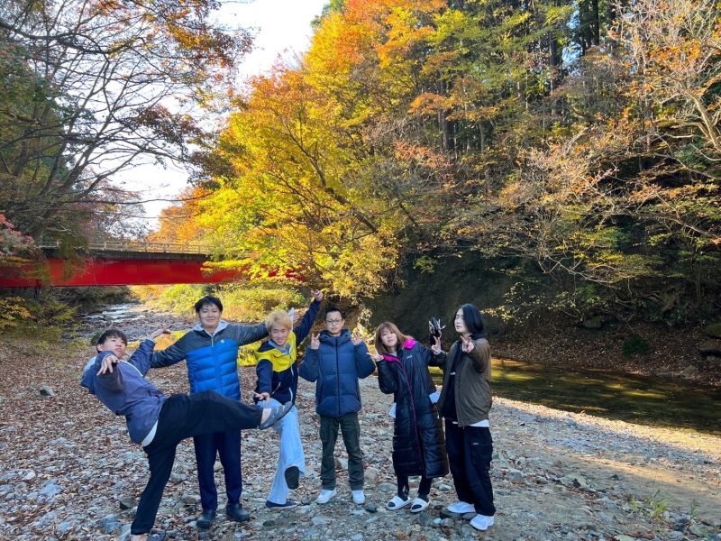 紅葉と河原でハイチーズ