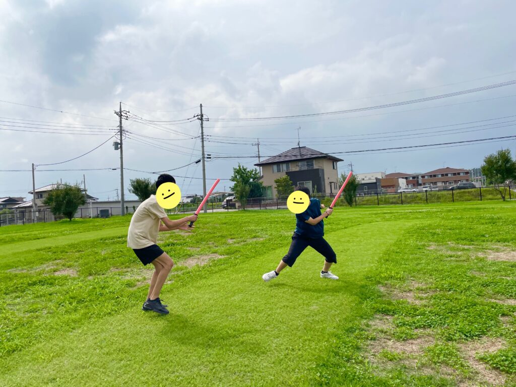 外でチャンバラ